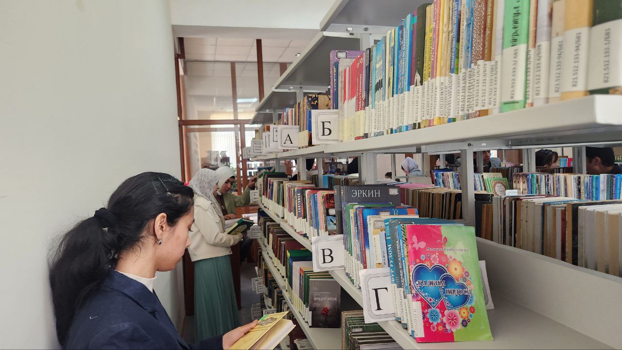 4-son kasb-hunar maktabi "Qiziqarli kutubxonada"