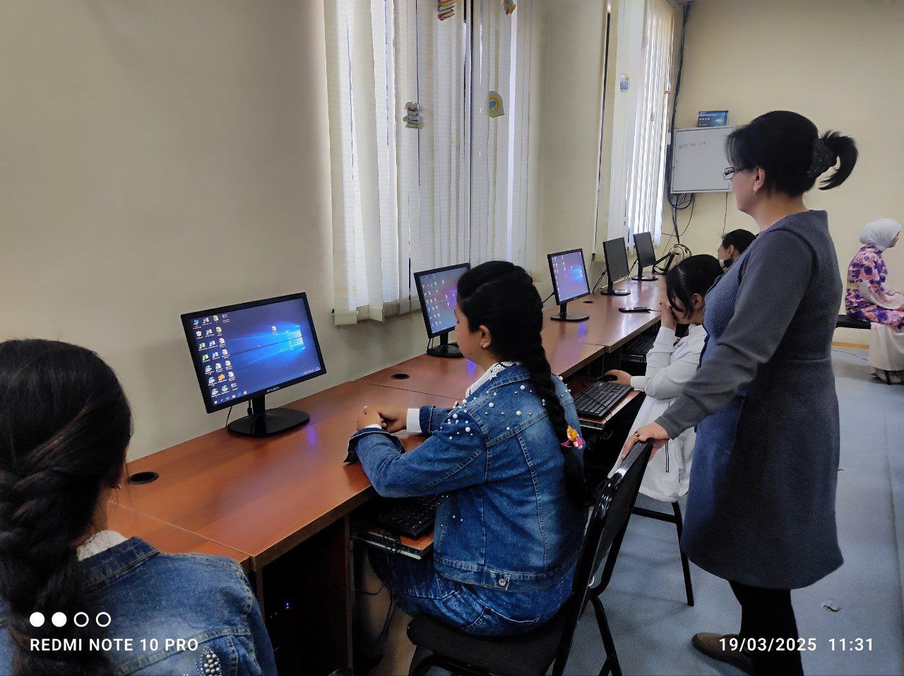 137-maktab o'quvchilari "Qiziqarli kutubxonada"