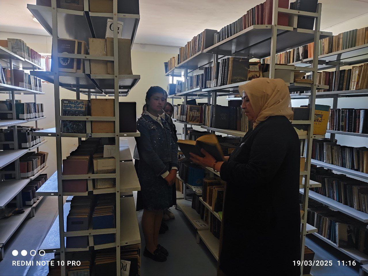 137-maktab o'quvchilari "Qiziqarli kutubxonada"