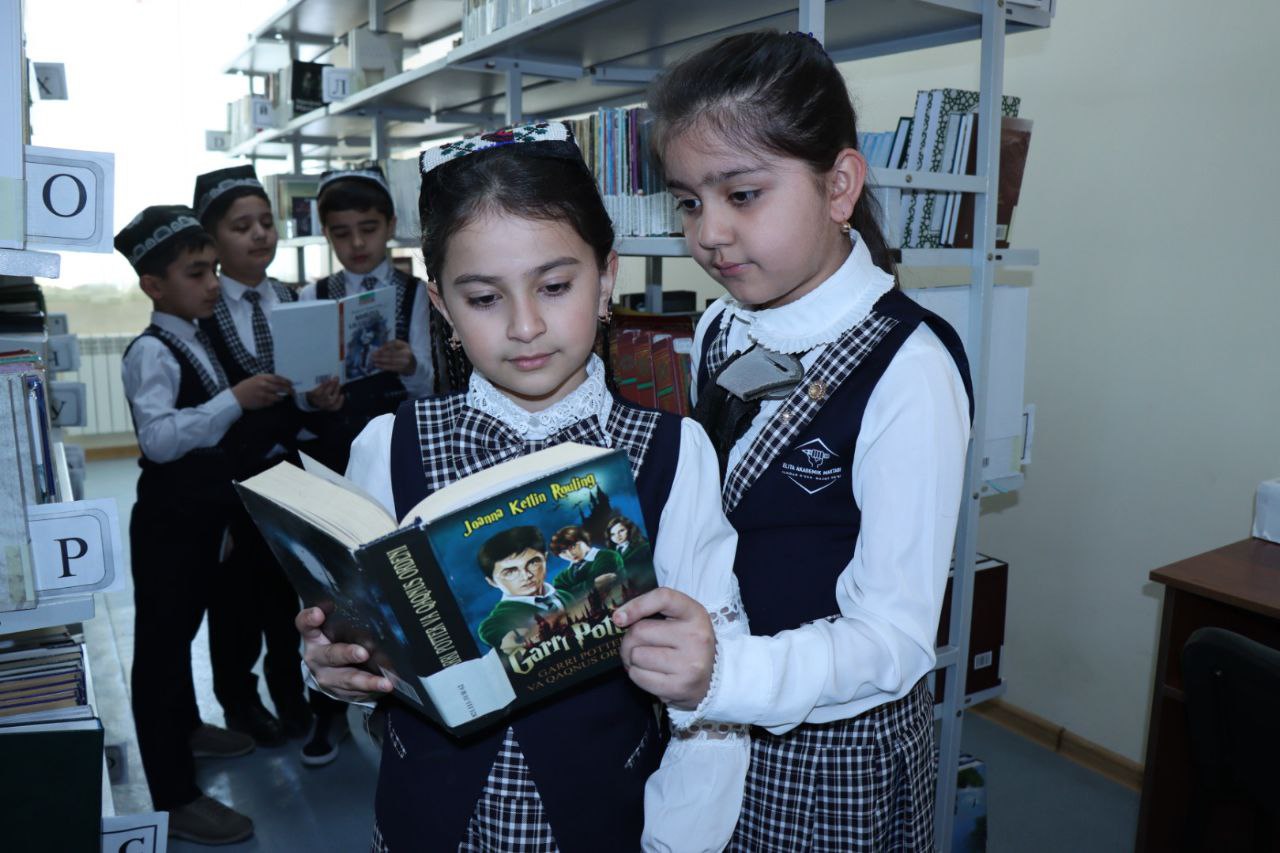 "Barcha kitoblar siz uchun" deb nomlangan kitob ko'rgazmasi