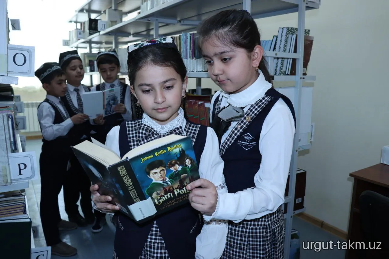 "Barcha kitoblar siz uchun" deb nomlangan kitob ko'rgazmasi