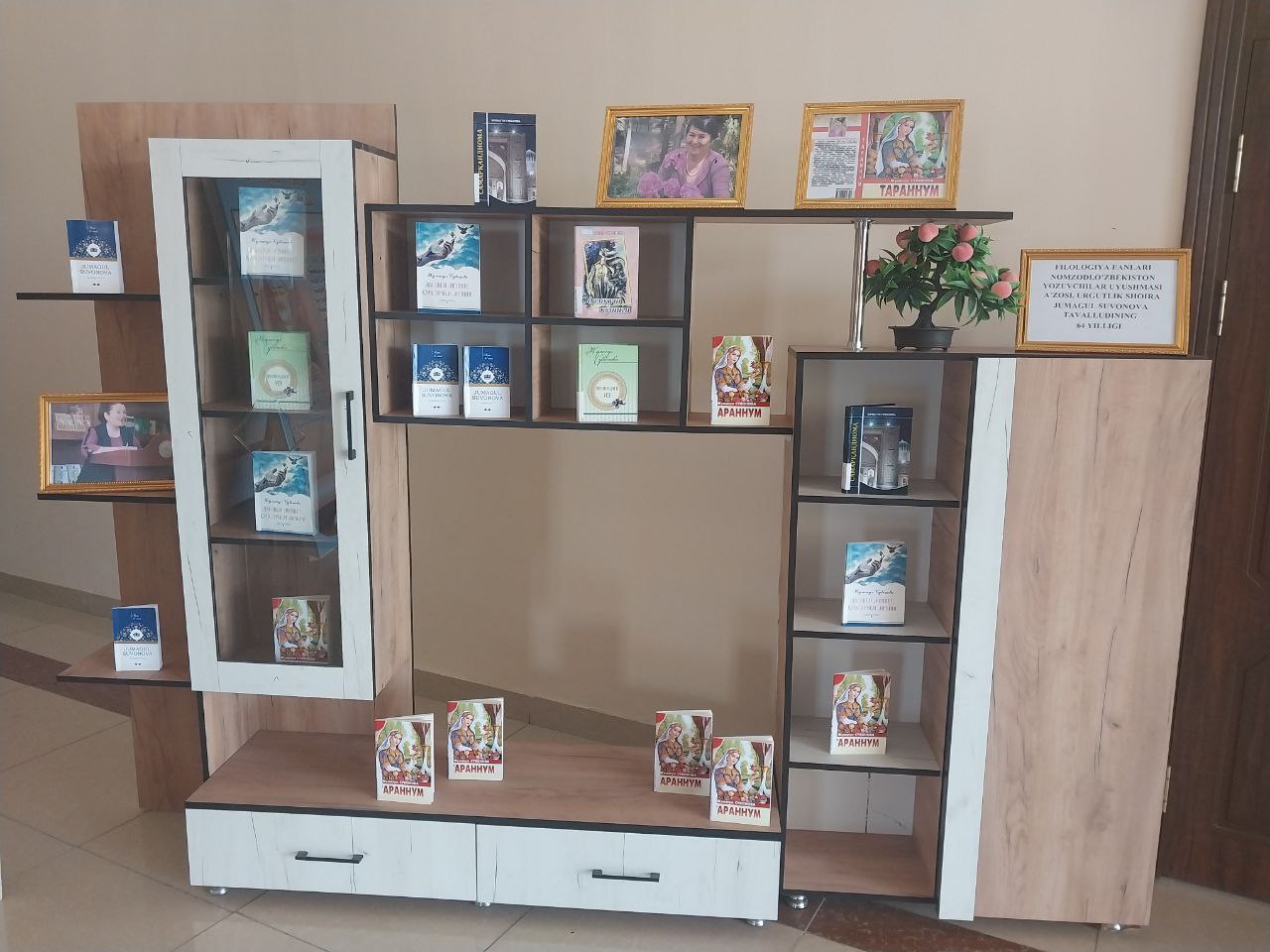 Kitob ko'rgazmasi - Jumagul Suvonova