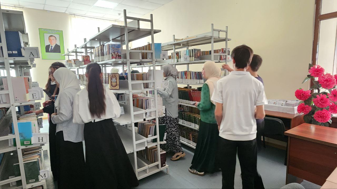 Qiziqarli kutubxona - 142-maktabning 8-sinf o'quvchilari