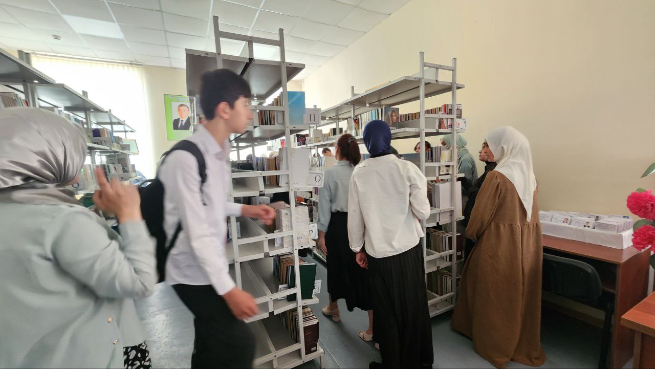 Qiziqarli kutubxona - 142-maktabning 8-sinf o'quvchilari