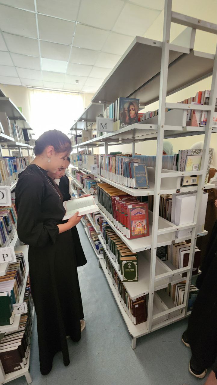 Qiziqarli kutubxona - 142-maktabning 8-sinf o'quvchilari