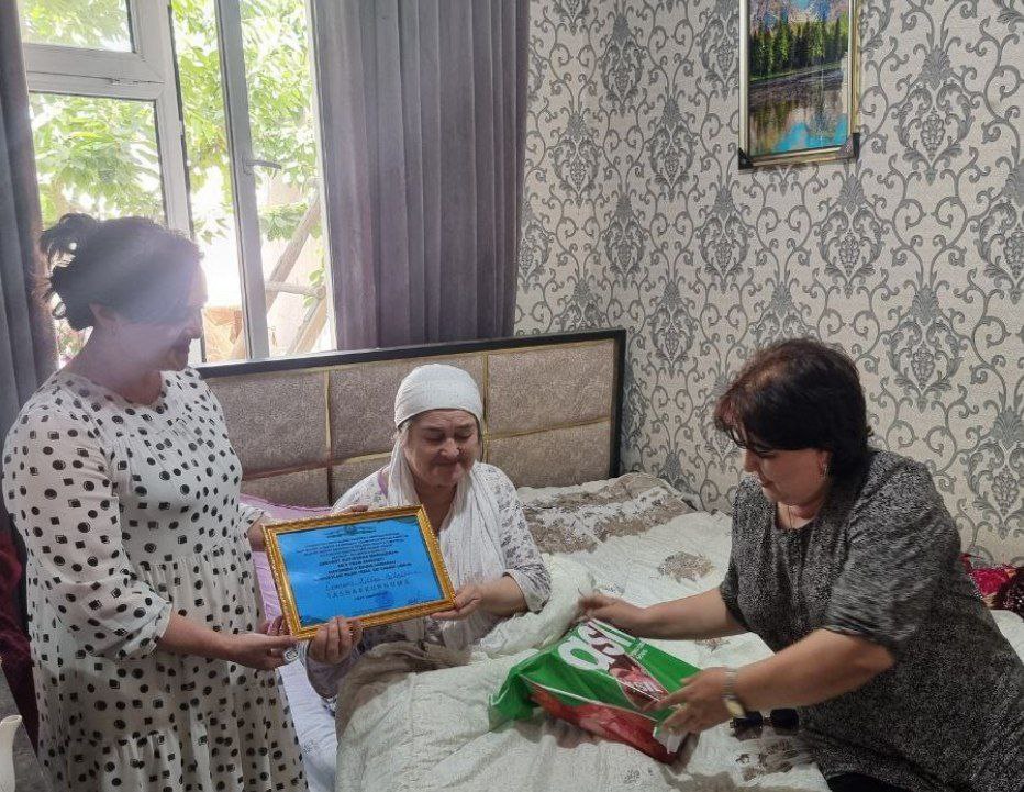 "Kitobxonlik"ni targ'ib qilishda jonbozlik ko'rsatayotgan - Dilbar Esanova