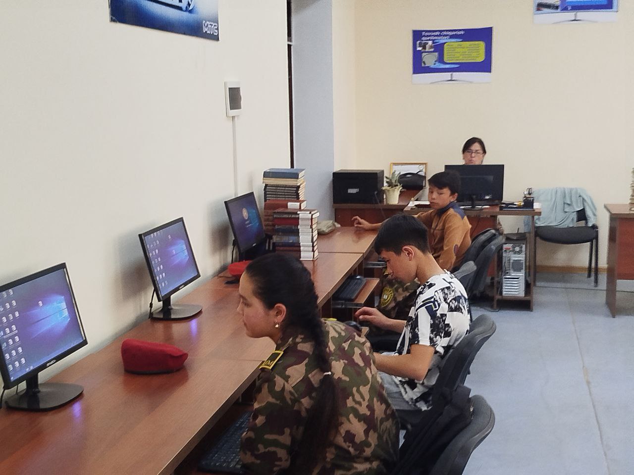 Jasorat qalqon maktabining o'quvchilari bilan kutubxona bo'ylab ekskursiya