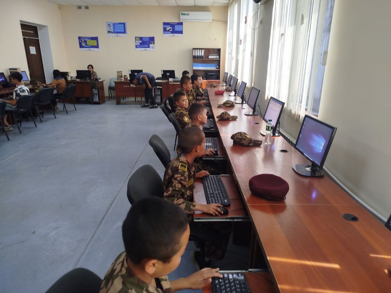 Jasorat qalqon maktabining o'quvchilari bilan kutubxona bo'ylab ekskursiya