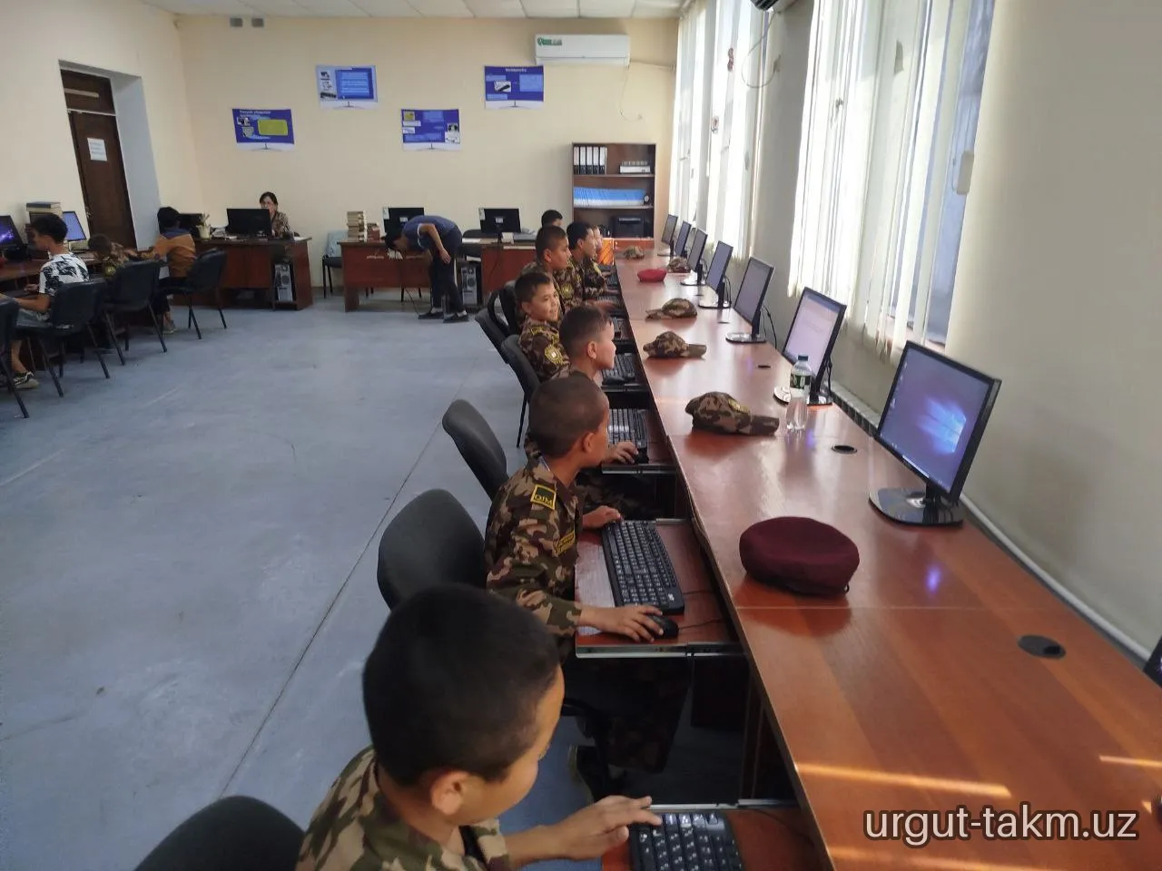 Jasorat qalqon maktabining o'quvchilari bilan kutubxona bo'ylab ekskursiya