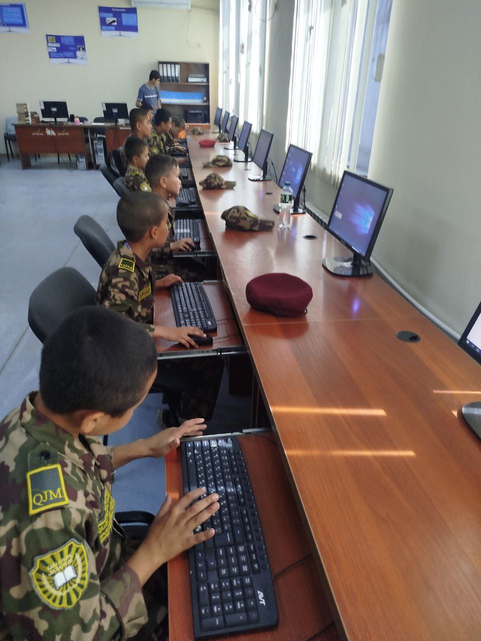 Jasorat qalqon maktabining o'quvchilari bilan kutubxona bo'ylab ekskursiya