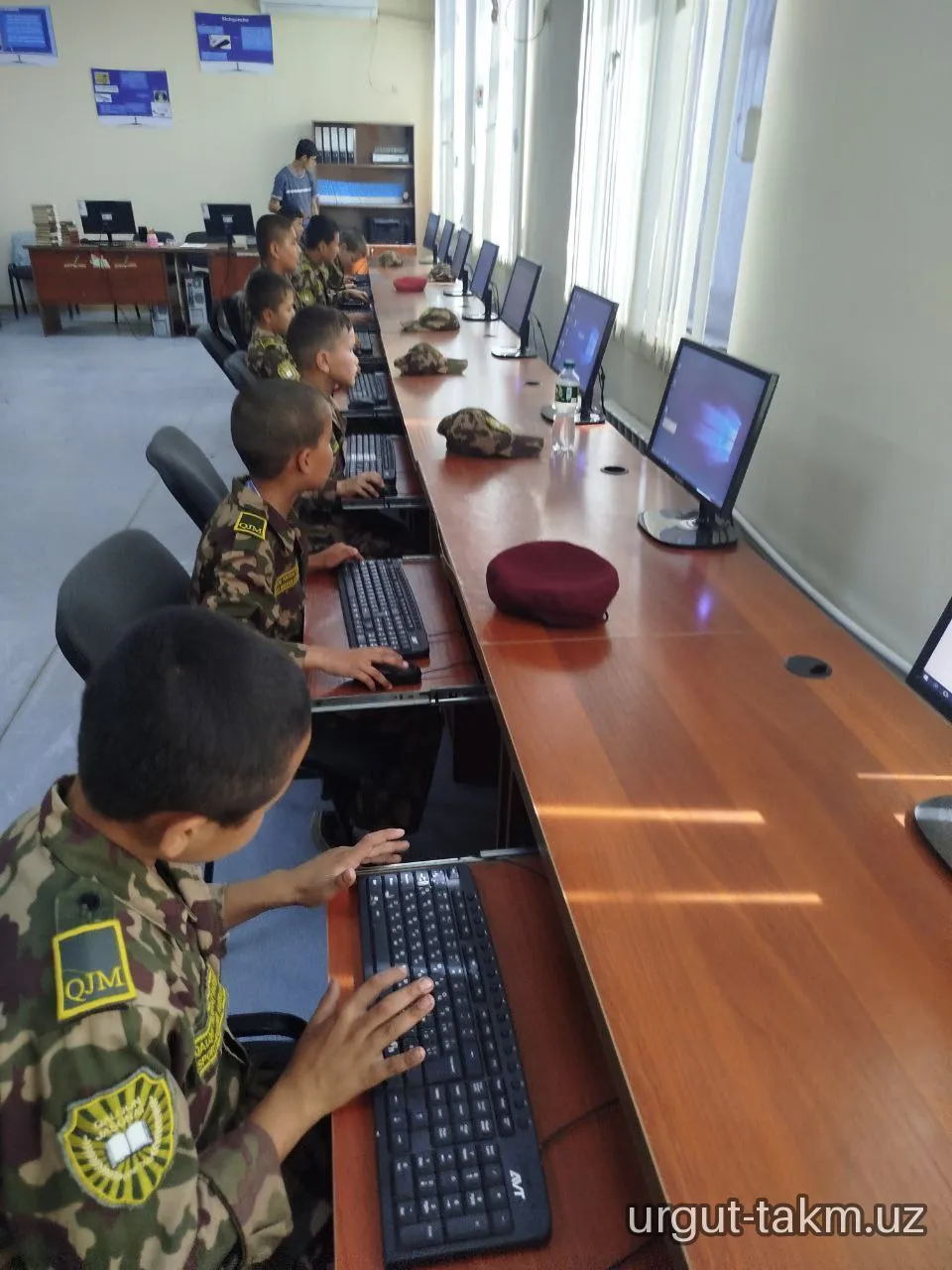 Jasorat qalqon maktabining o'quvchilari bilan kutubxona bo'ylab ekskursiya