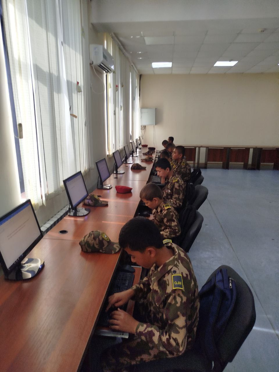 Jasorat qalqon maktabining o'quvchilari bilan kutubxona bo'ylab ekskursiya