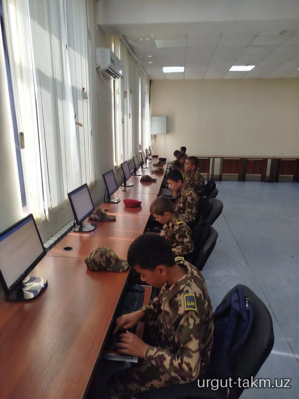 Jasorat qalqon maktabining o'quvchilari bilan kutubxona bo'ylab ekskursiya