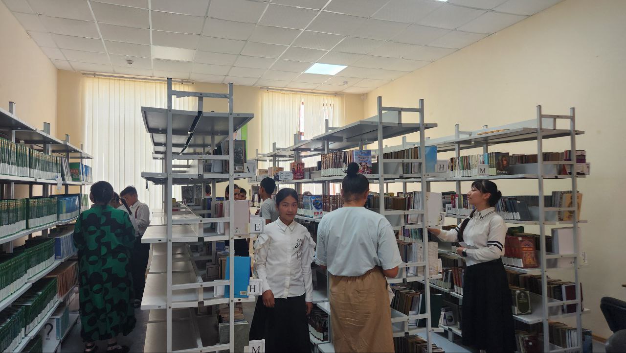 Qiziqarli kutubxonada - ixtisoslashtirilgan maktab o'quvchilari