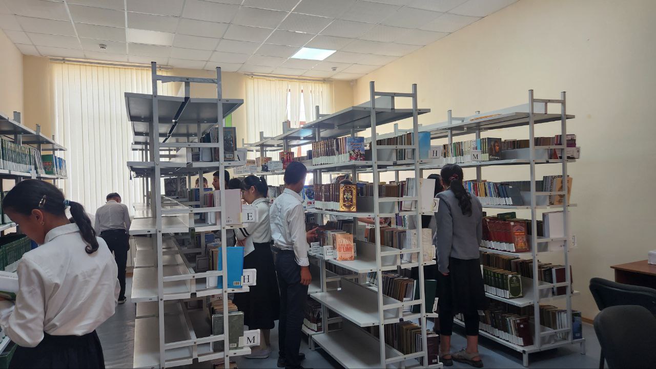 Qiziqarli kutubxonada - ixtisoslashtirilgan maktab o'quvchilari