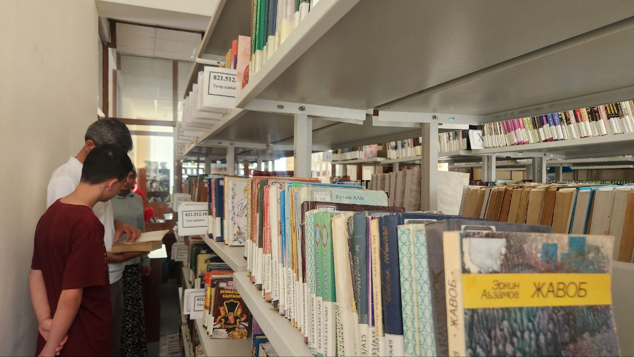 Davlat xizmatchisi kutubxonada oila a'zolari bilan bir kun - 121-maktab