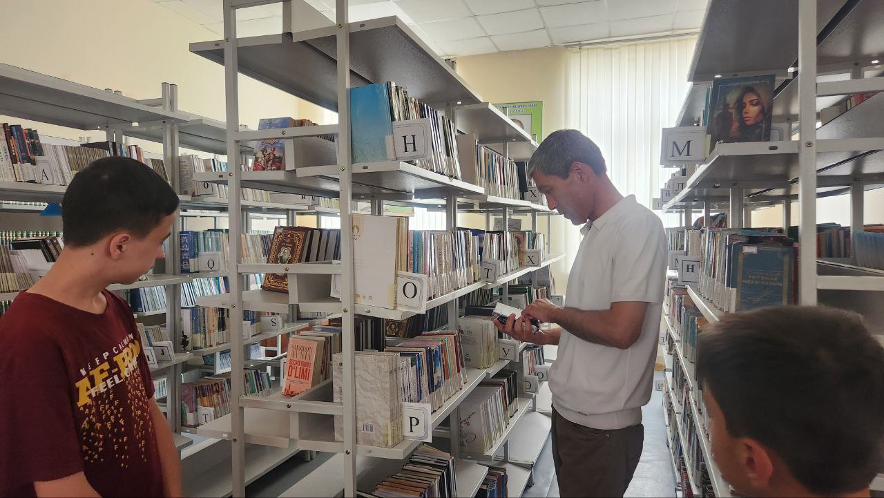 Davlat xizmatchisi kutubxonada oila a'zolari bilan bir kun - 121-maktab