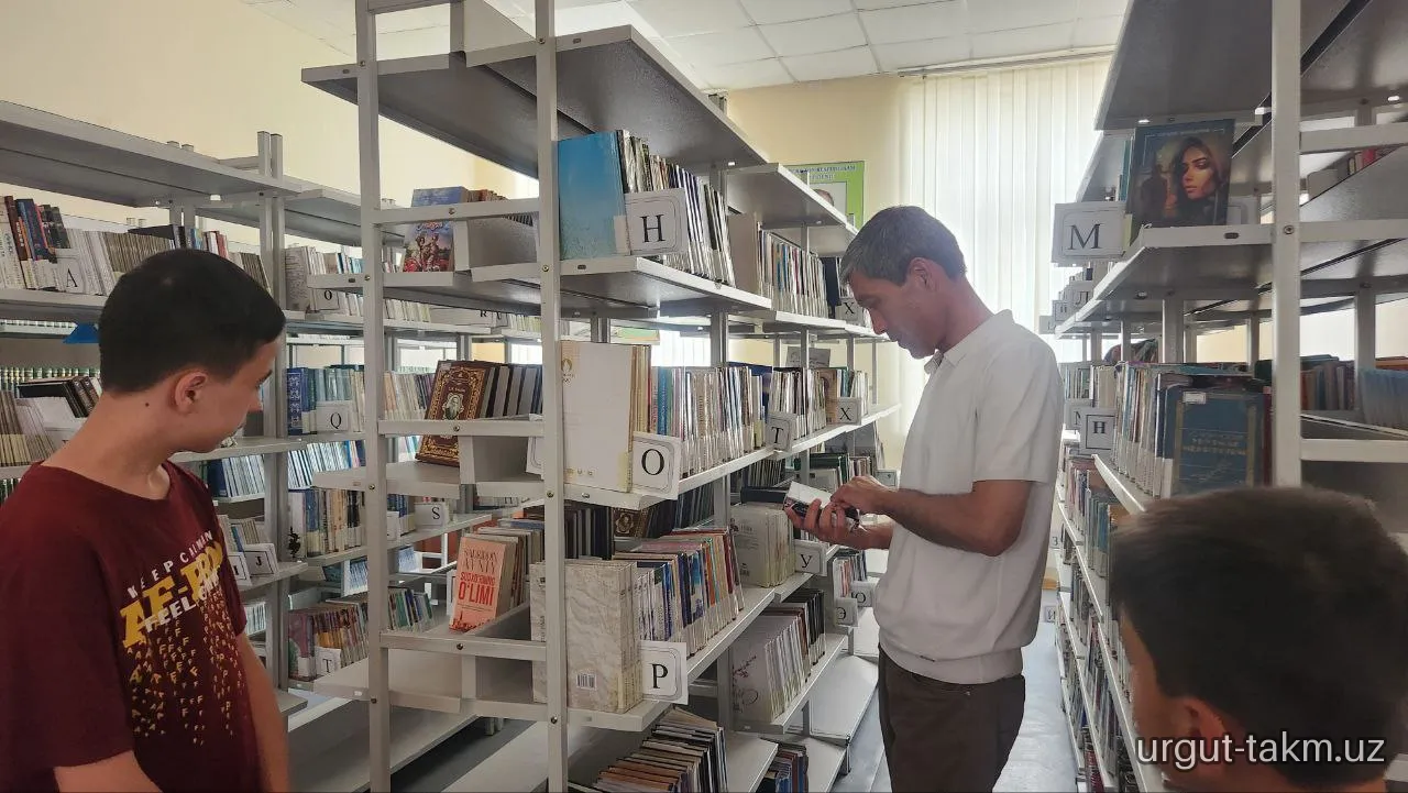 Davlat xizmatchisi kutubxonada oila a'zolari bilan bir kun - 121-maktab