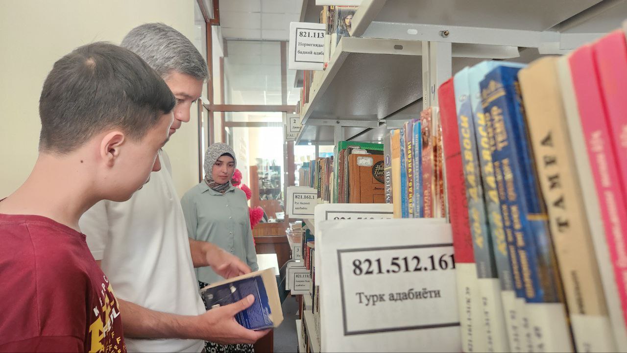 Davlat xizmatchisi kutubxonada oila a'zolari bilan bir kun - 121-maktab