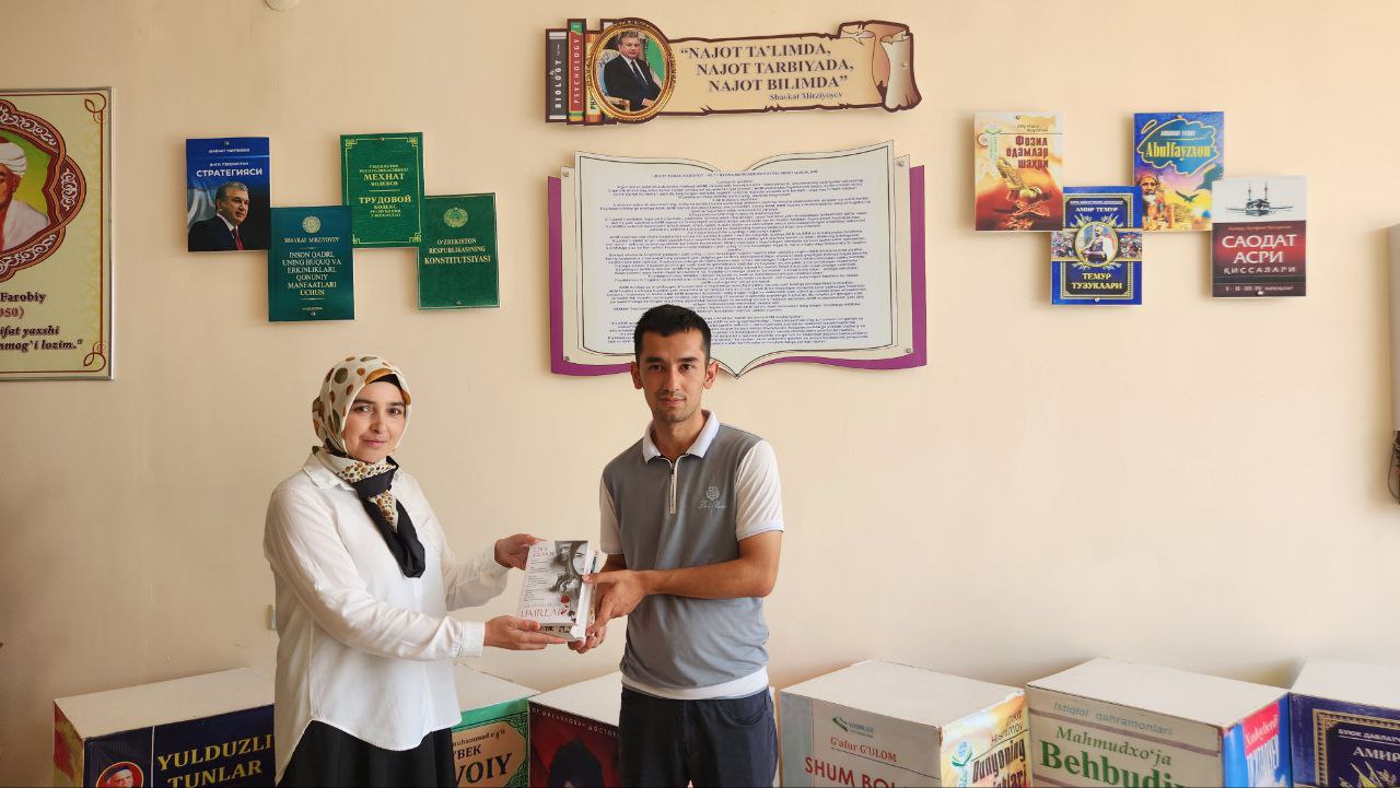 4-son Politexnika texnikumi o‘qituvchisi Fayziyev Avaz tomonidan kutubxonaga kitob sovg‘a qilindi