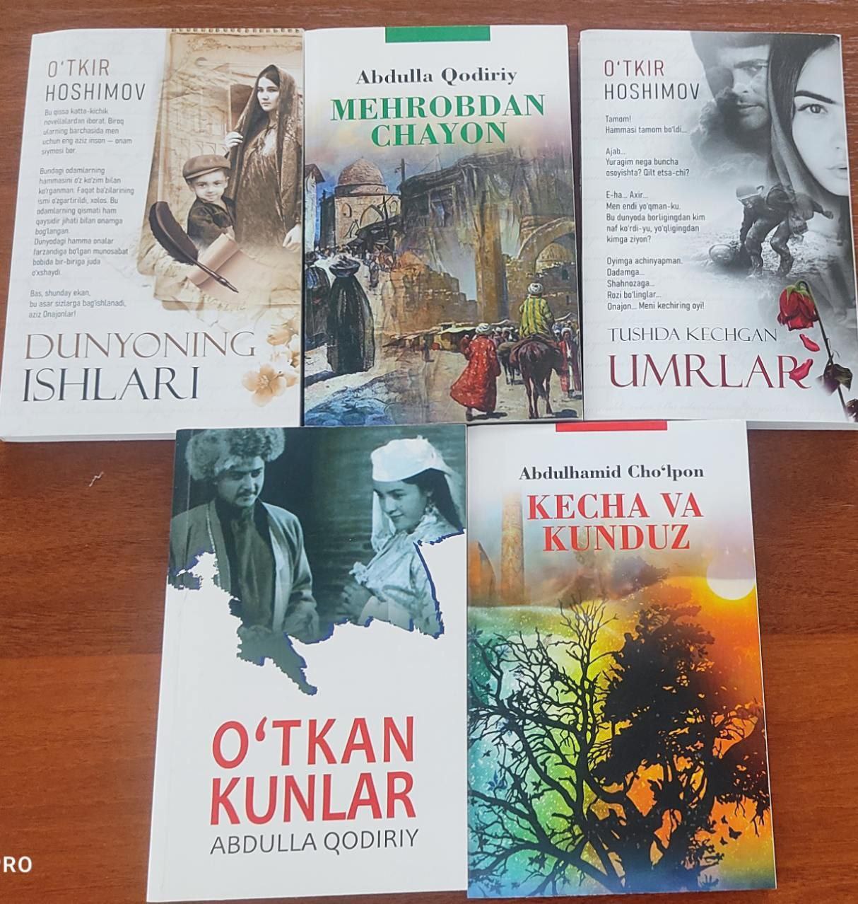 4-son Politexnika texnikumi o‘qituvchisi Fayziyev Avaz tomonidan kutubxonaga kitob sovg‘a qilindi