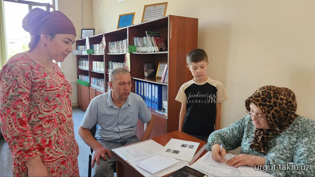 "Davlat xizmatchisi oilasi bilan kutubxonada bir kun" - Beshkapa 2-MFY ijtimoiy xodimi