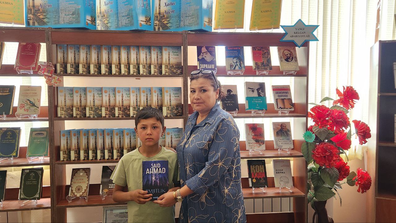 Dilshodbek Rahmatullayev Said Ahmadning qalamiga mansub "Jimjitlik  "kitobini kutubxona fondini boyitish uchun sovg‘a qildi