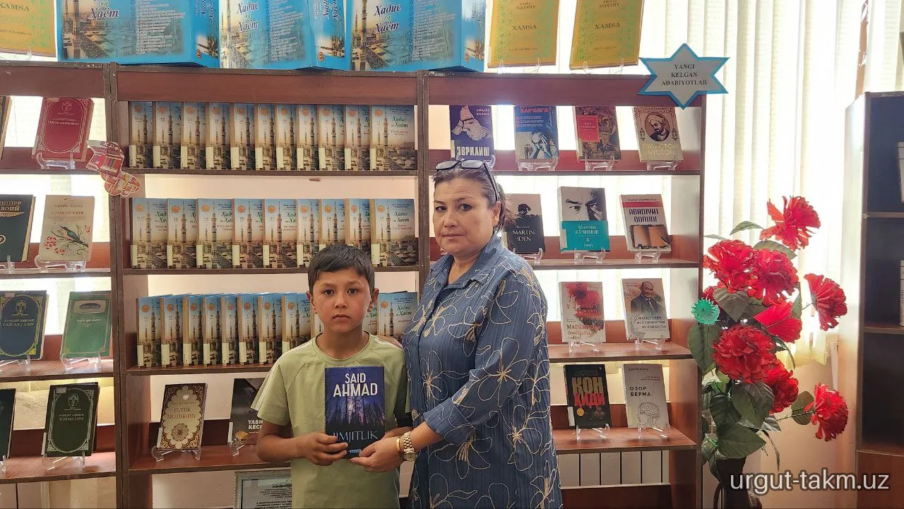 Dilshodbek Rahmatullayev Said Ahmadning qalamiga mansub "Jimjitlik  "kitobini kutubxona fondini boyitish uchun sovg‘a qildi