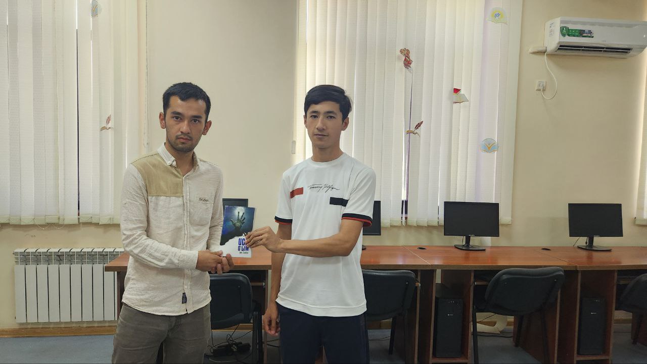 Fayziyev Avaz o‘zi sevib o‘qigan Lev Tolstoyning "Uch o‘lim" deb nomlangan kitobini kutubxona fondini boyitish uchun sovg‘a qildi