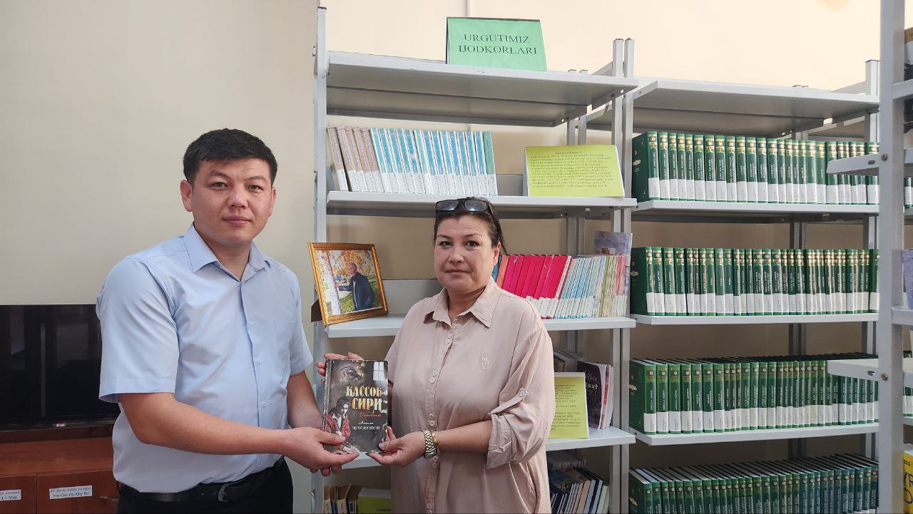 Xumoyun Xudoyberdiyev  o‘zi sevib o‘qigan  Azamat Qorjonovning  "Qassob siri" deb nomlangan kitobini kutubxona fondini boyitish uchun sovg‘a qildi