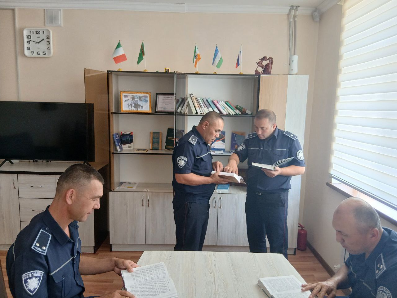 Urgut tuman axborot- kutubxona markazi xodimlari tomonidan IIB Qo‘riqlash xizmati xodimlari uchun kitob targ‘iboti o‘tkazildi