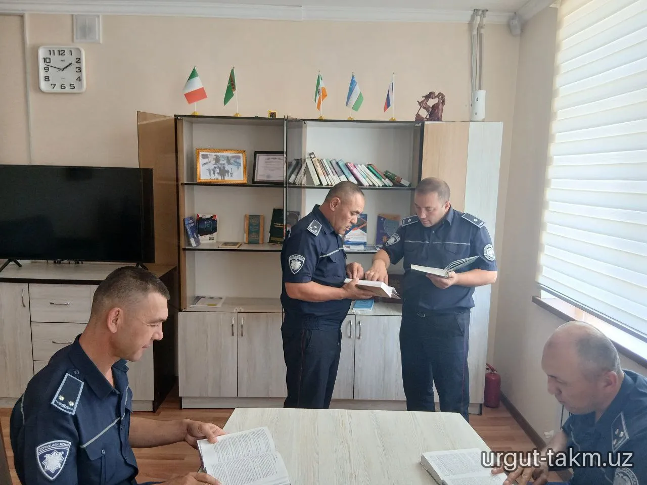 Urgut tuman axborot- kutubxona markazi xodimlari tomonidan IIB Qo‘riqlash xizmati xodimlari uchun kitob targ‘iboti o‘tkazildi