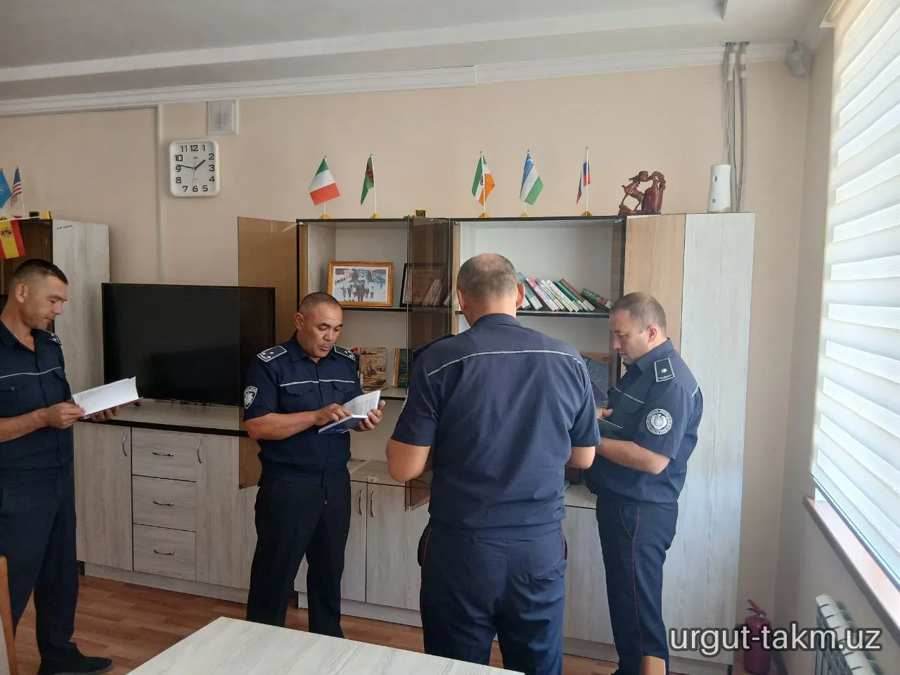 Urgut tuman axborot- kutubxona markazi xodimlari tomonidan IIB Qo‘riqlash xizmati xodimlari uchun kitob targ‘iboti o‘tkazildi