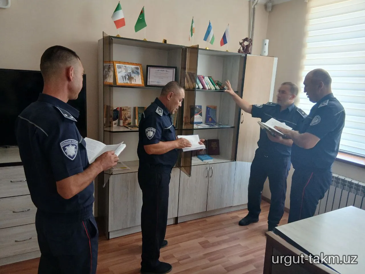 Urgut tuman axborot- kutubxona markazi xodimlari tomonidan IIB Qo‘riqlash xizmati xodimlari uchun kitob targ‘iboti o‘tkazildi