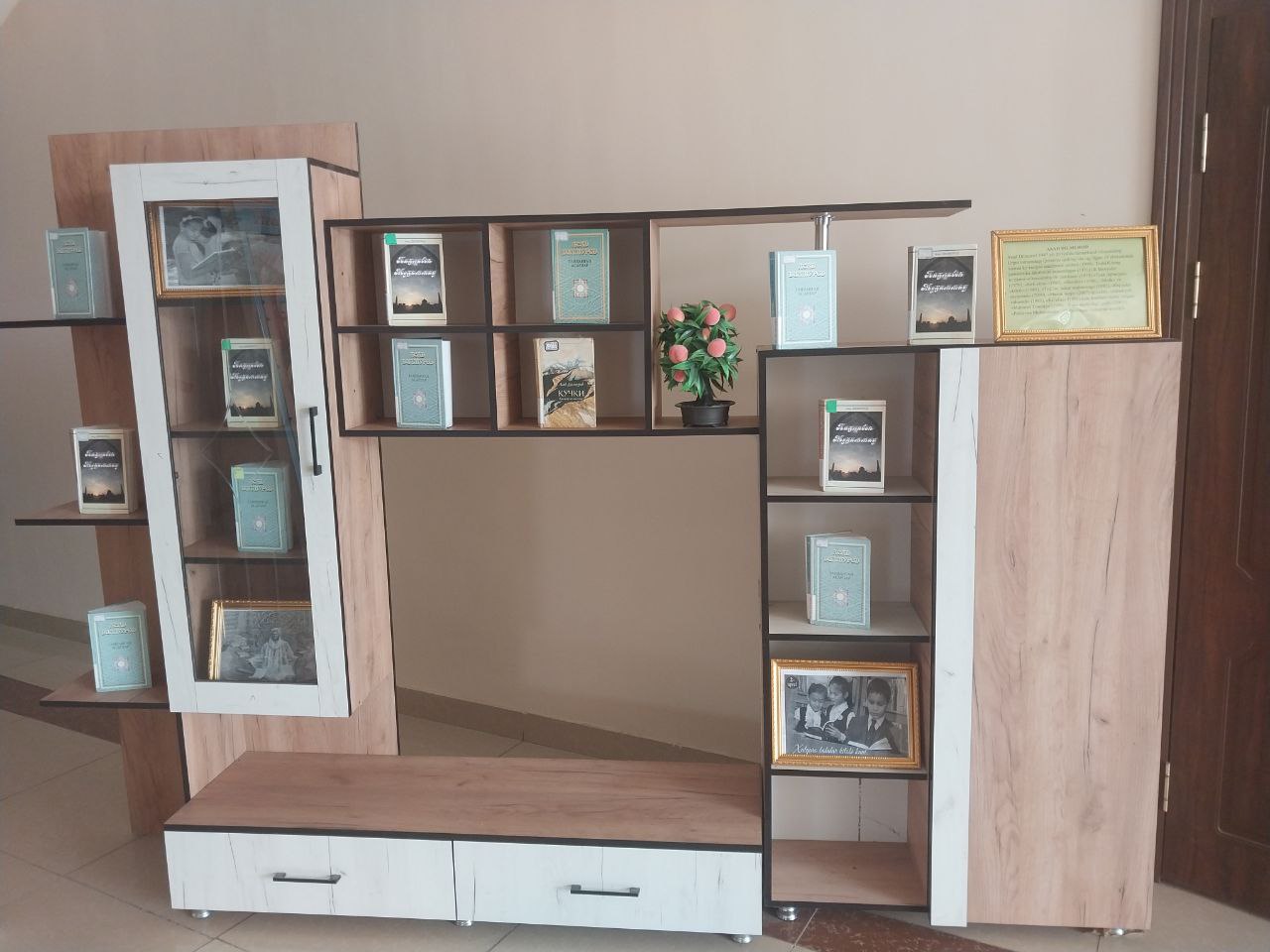 Kitob ko'rgazmasi - Asad Dilmurod