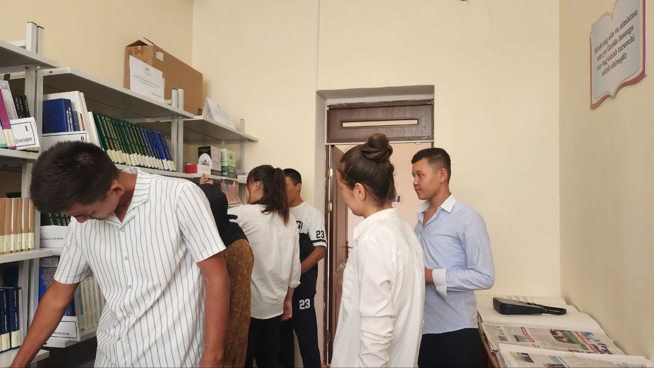 Urgut tuman axborot-kutubxona markazida tumanimizmizning Dehqonobod mahallasida  joylashgan 37-umumiy o‘rta taʼlim maktabi oʻquvchilari va ustozlari   bilan kutubxona bo‘ylab ekskursiya