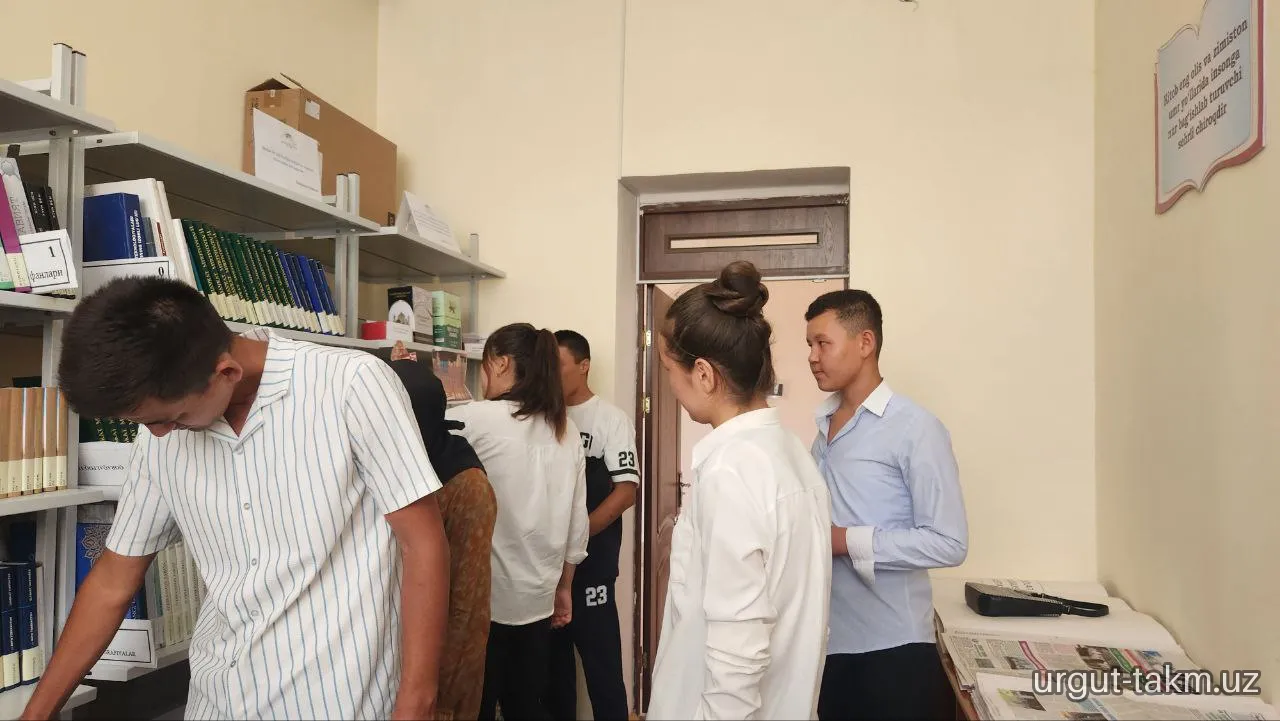 Urgut tuman axborot-kutubxona markazida tumanimizmizning Dehqonobod mahallasida  joylashgan 37-umumiy o‘rta taʼlim maktabi oʻquvchilari va ustozlari   bilan kutubxona bo‘ylab ekskursiya