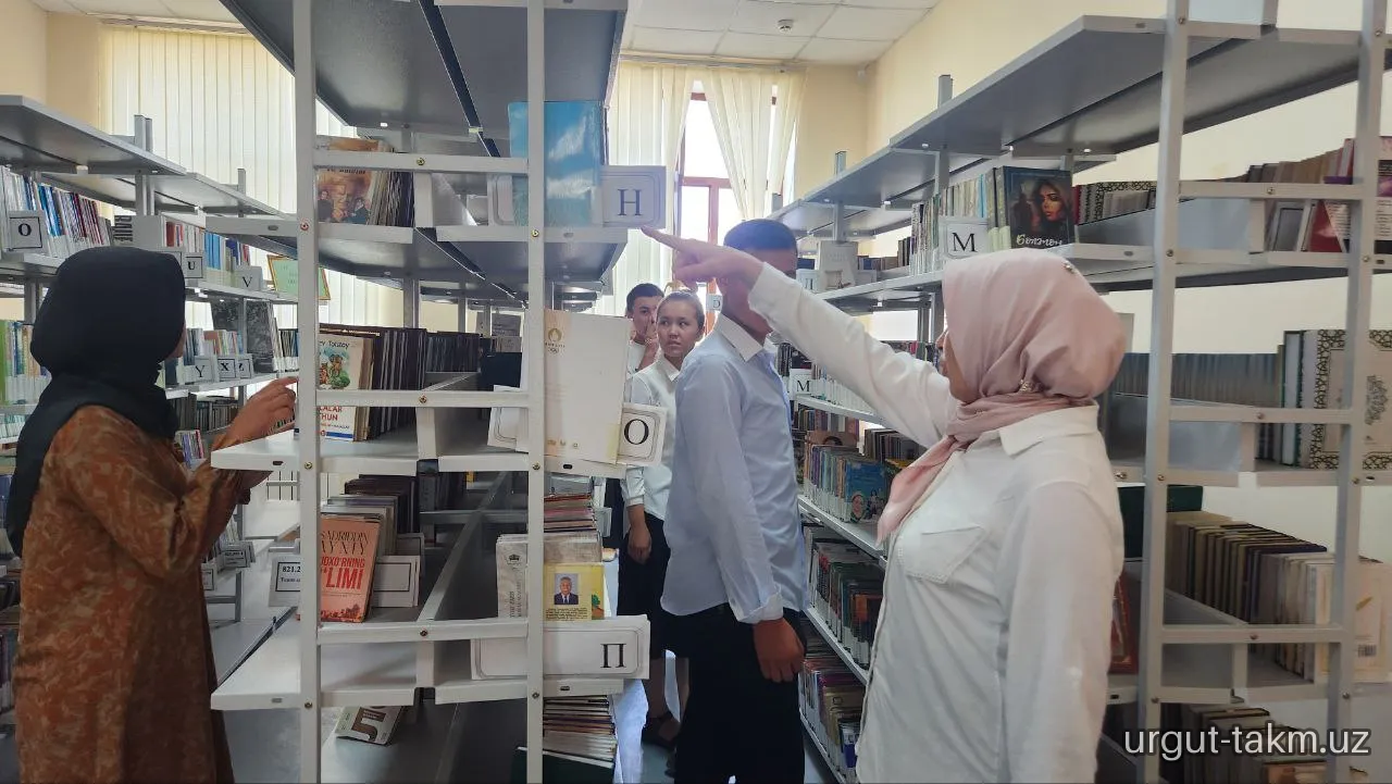 Urgut tuman axborot-kutubxona markazida tumanimizmizning Dehqonobod mahallasida  joylashgan 37-umumiy o‘rta taʼlim maktabi oʻquvchilari va ustozlari   bilan kutubxona bo‘ylab ekskursiya