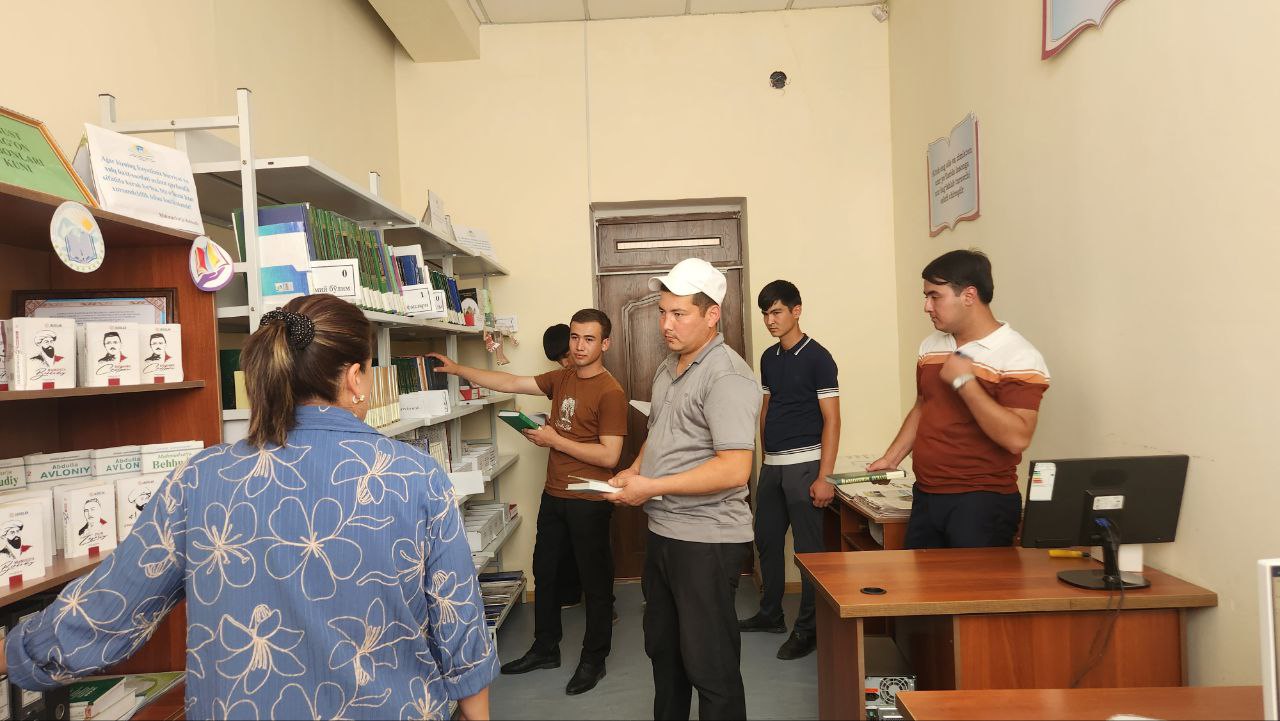 Urgut tuman axborot-kutubxona markazida tumanimizmizning Mo‘gol mahallasi yoshlari bilan kutubxona bo‘ylab ekskursiya tashkil etildi