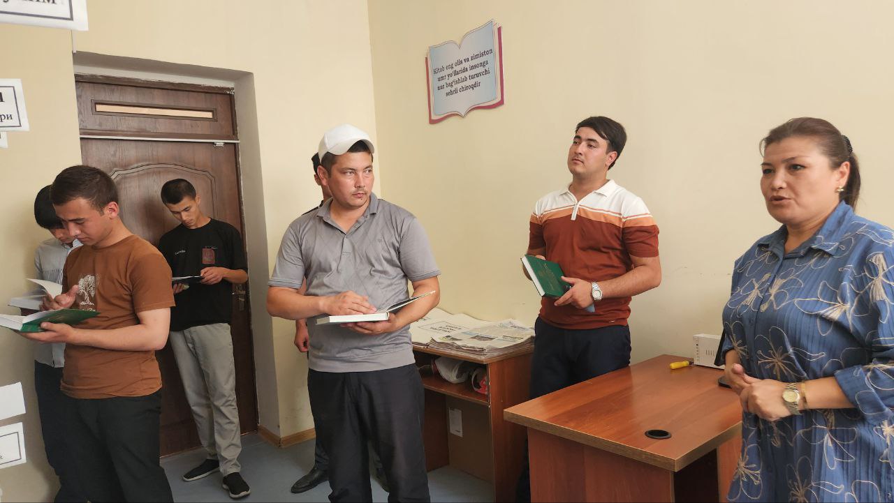 Urgut tuman axborot-kutubxona markazida tumanimizmizning Mo‘gol mahallasi yoshlari bilan kutubxona bo‘ylab ekskursiya tashkil etildi