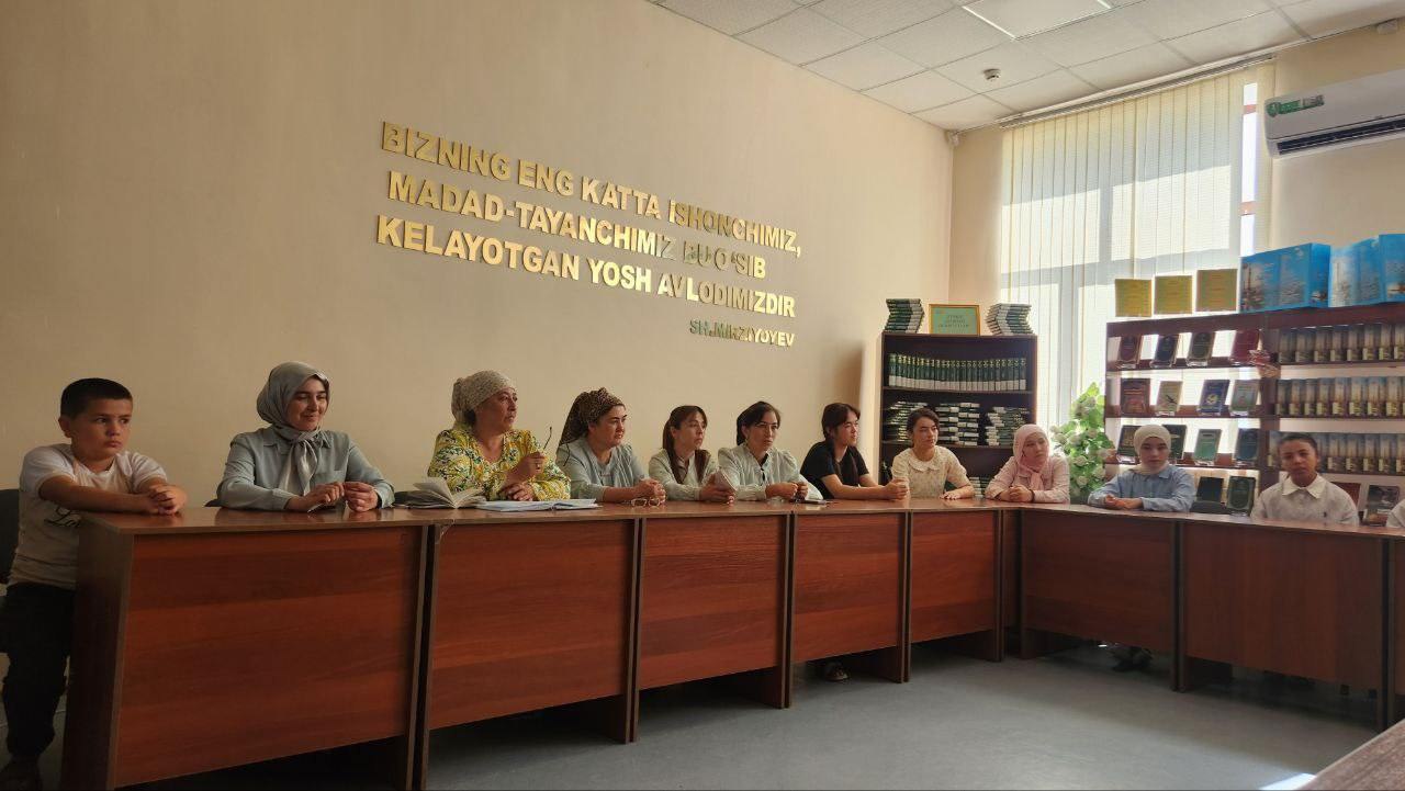 Urgut tuman axborot-kutubxona markazi xodimlari " Kitobsevarlar“ klubi a‘zolari bilan hamkorlikda Uygʻonish toʻplamidan  "Muhammad al-Buxoriy" kitobining targ‘ibotini o‘tkazdi.