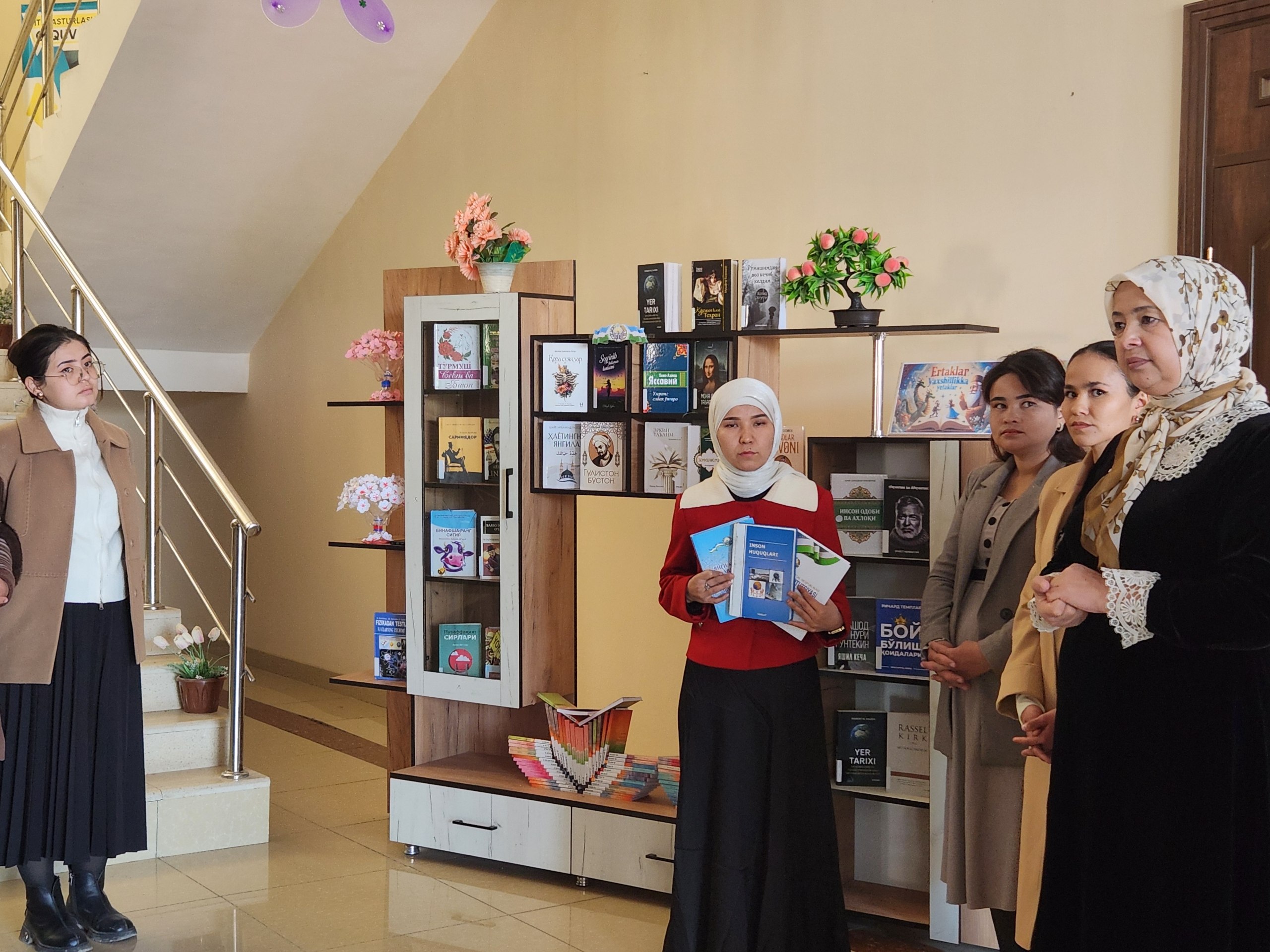 Urgut tuman maktabgacha va maktab ta’limi bo‘limi,tegishli tashkilot va muassasa xodimlari ishtirokida xotin-qizlar bilan davra suhbati hamda kitob ko‘rgazmasi tashkil qilindi