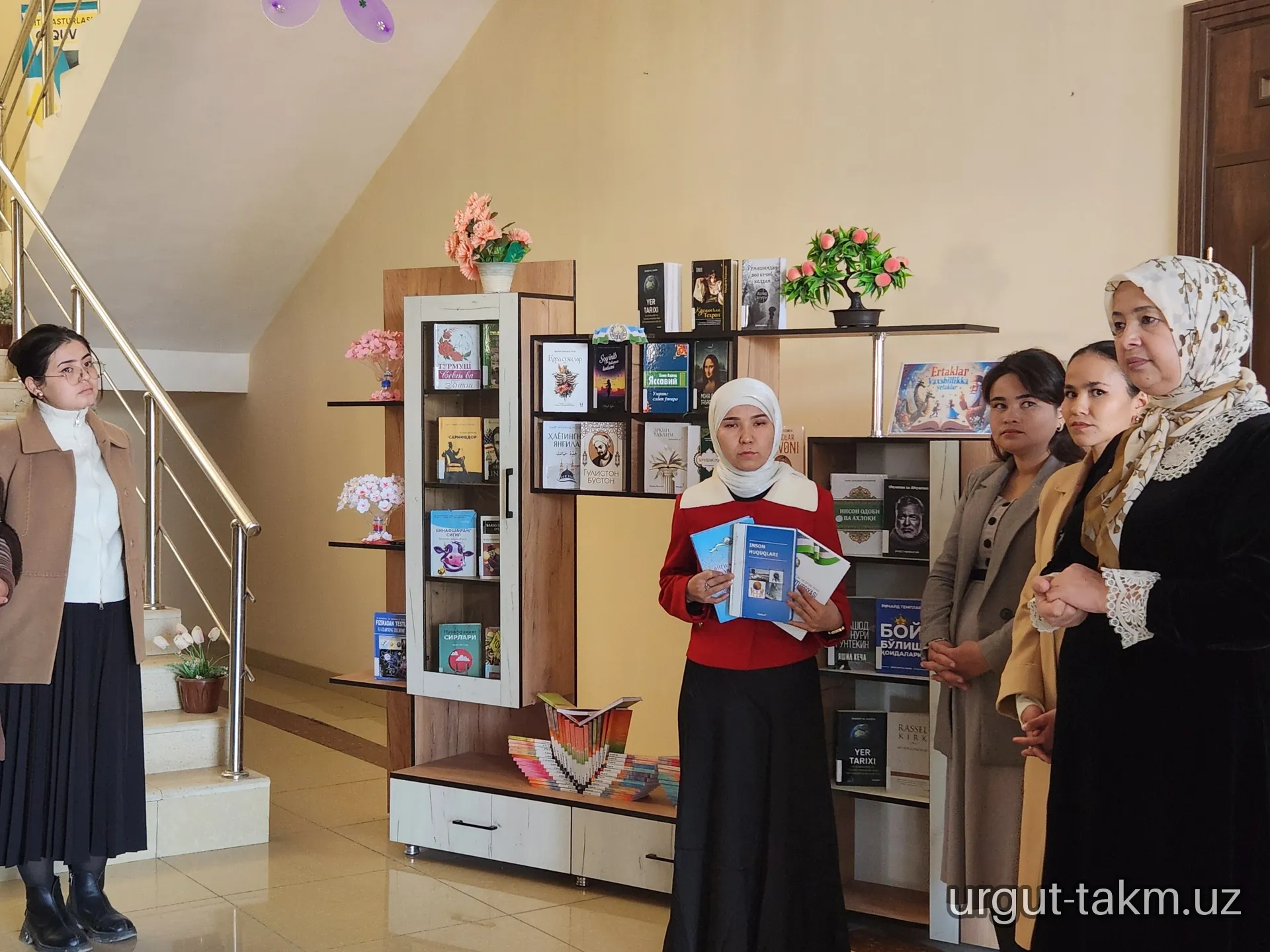 Urgut tuman maktabgacha va maktab ta’limi bo‘limi,tegishli tashkilot va muassasa xodimlari ishtirokida xotin-qizlar bilan davra suhbati hamda kitob ko‘rgazmasi tashkil qilindi