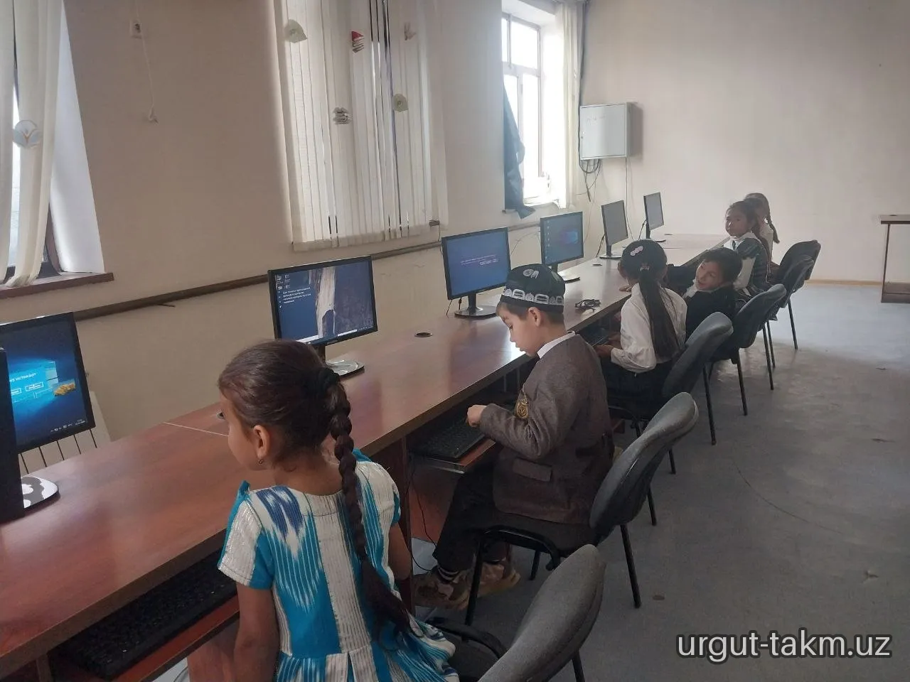 Urgut tumani axborot-kutubxona markaziga 63-88-umumiy o‘rta ta‘lim maktabi o‘quvchilari uchun kutubxona bo‘ylab  sayohat tashkil etildi.