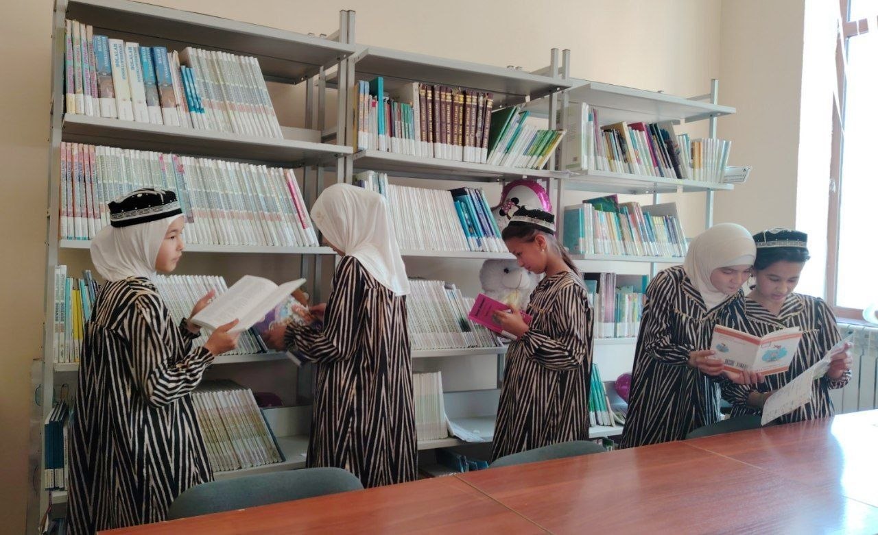 Urgut tumani axborot-kutubxona markaziga 36-umumiy o‘rta ta‘lim maktabi o‘quvchilari uchun kutubxona bo‘ylab  sayohat tashkil etildi.