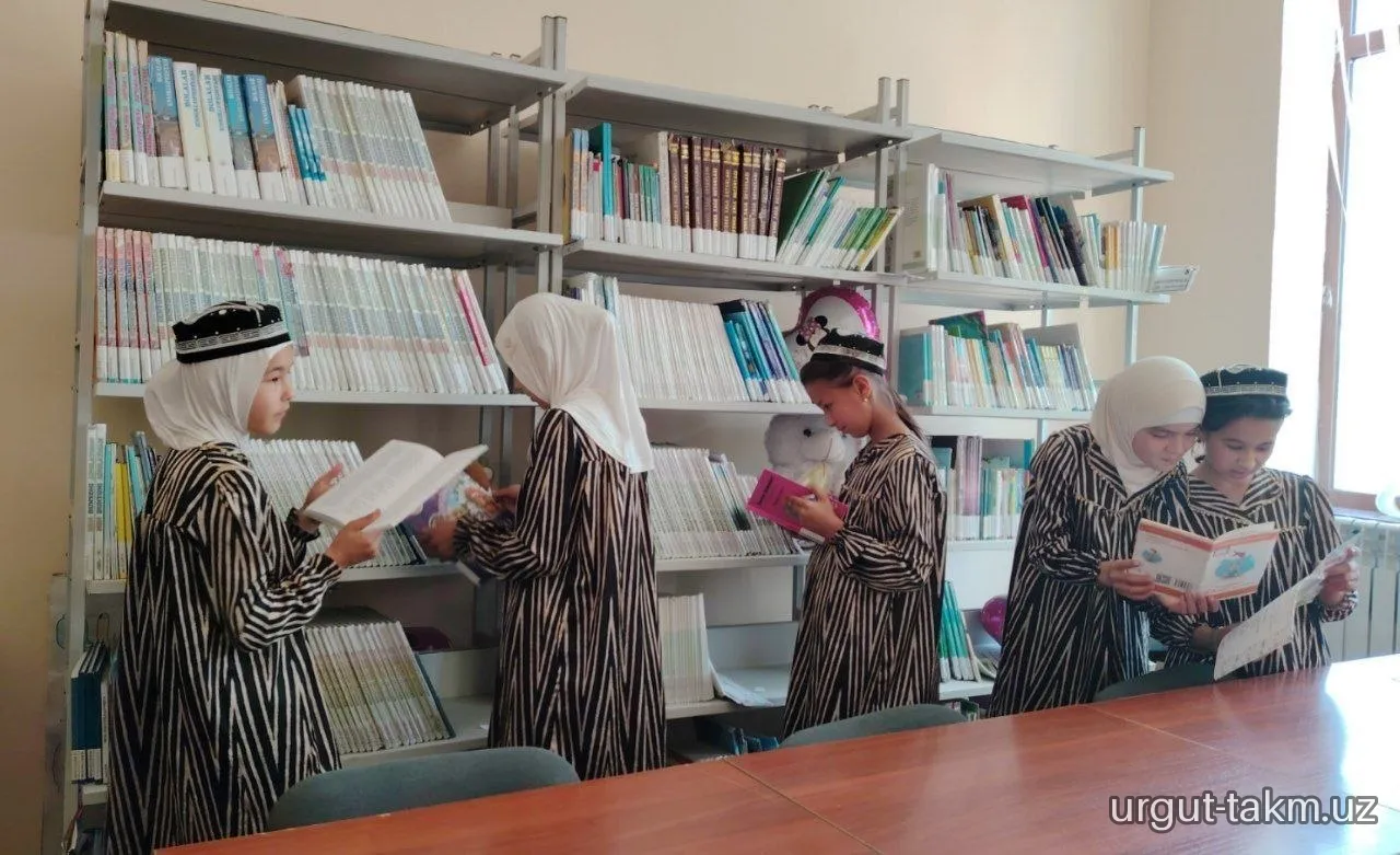 Urgut tumani axborot-kutubxona markaziga 36-umumiy o‘rta ta‘lim maktabi o‘quvchilari uchun kutubxona bo‘ylab  sayohat tashkil etildi.