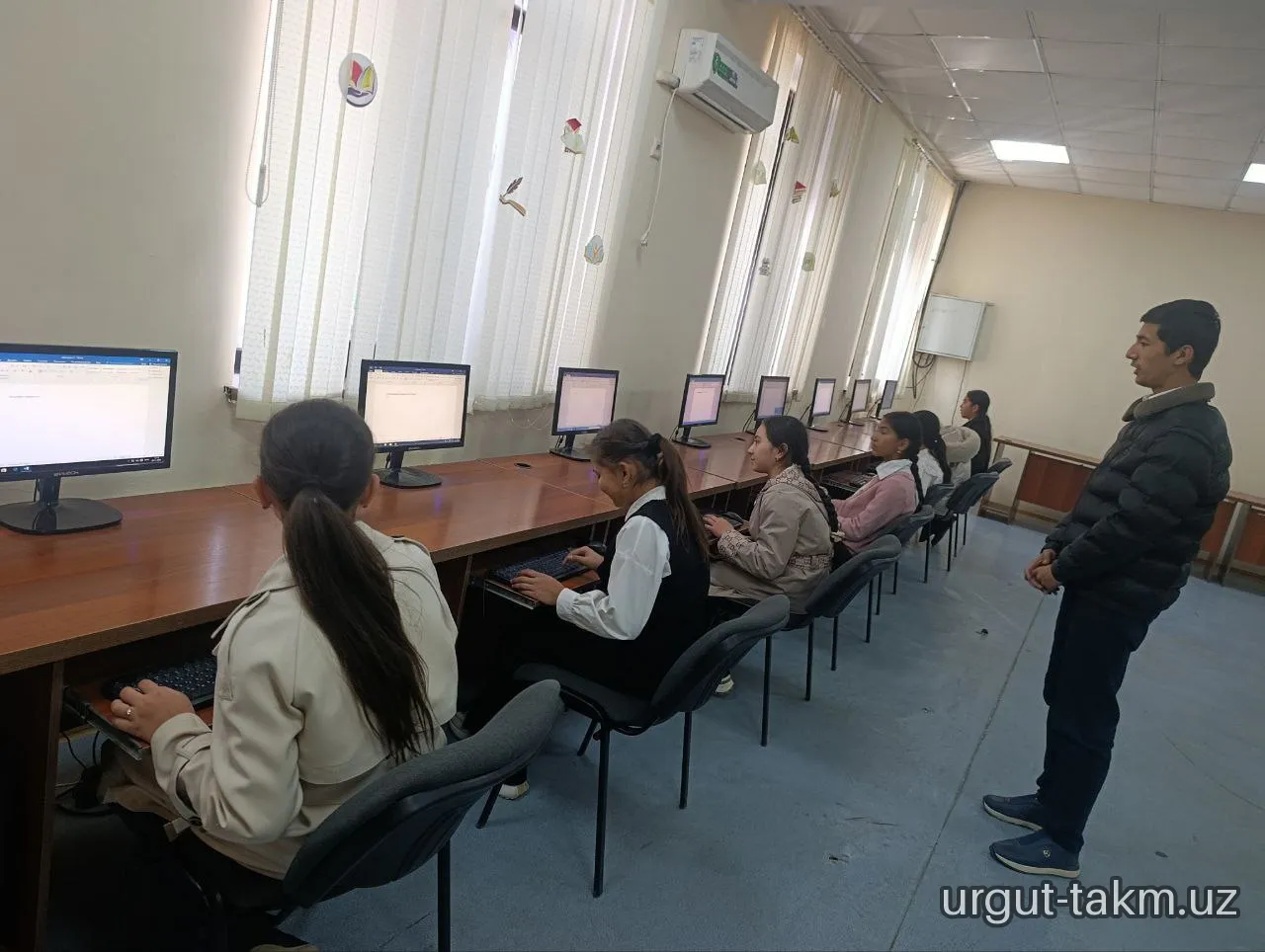 "Qiziqarli kutubxonada" nomli  kutubxona bo‘ylab ekskursiya Urgut tumanidagi 121 -  umumta‘lim maktabi o‘quvchilari  uchun tashkil qilindi.