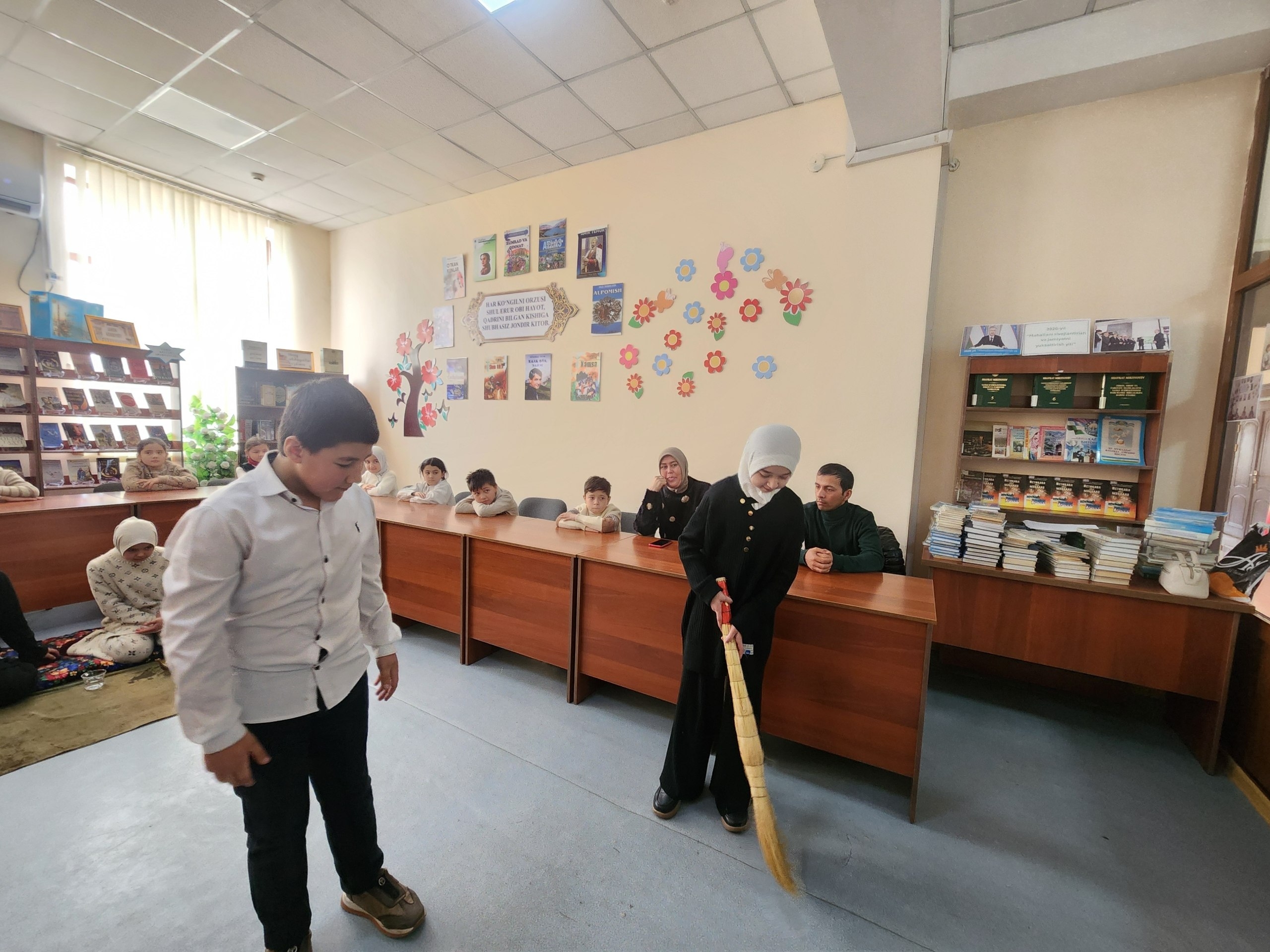 3-maktab oʻquvchilari "Zumrad va Qimmat" ertagidan parcha qo‘yishdi