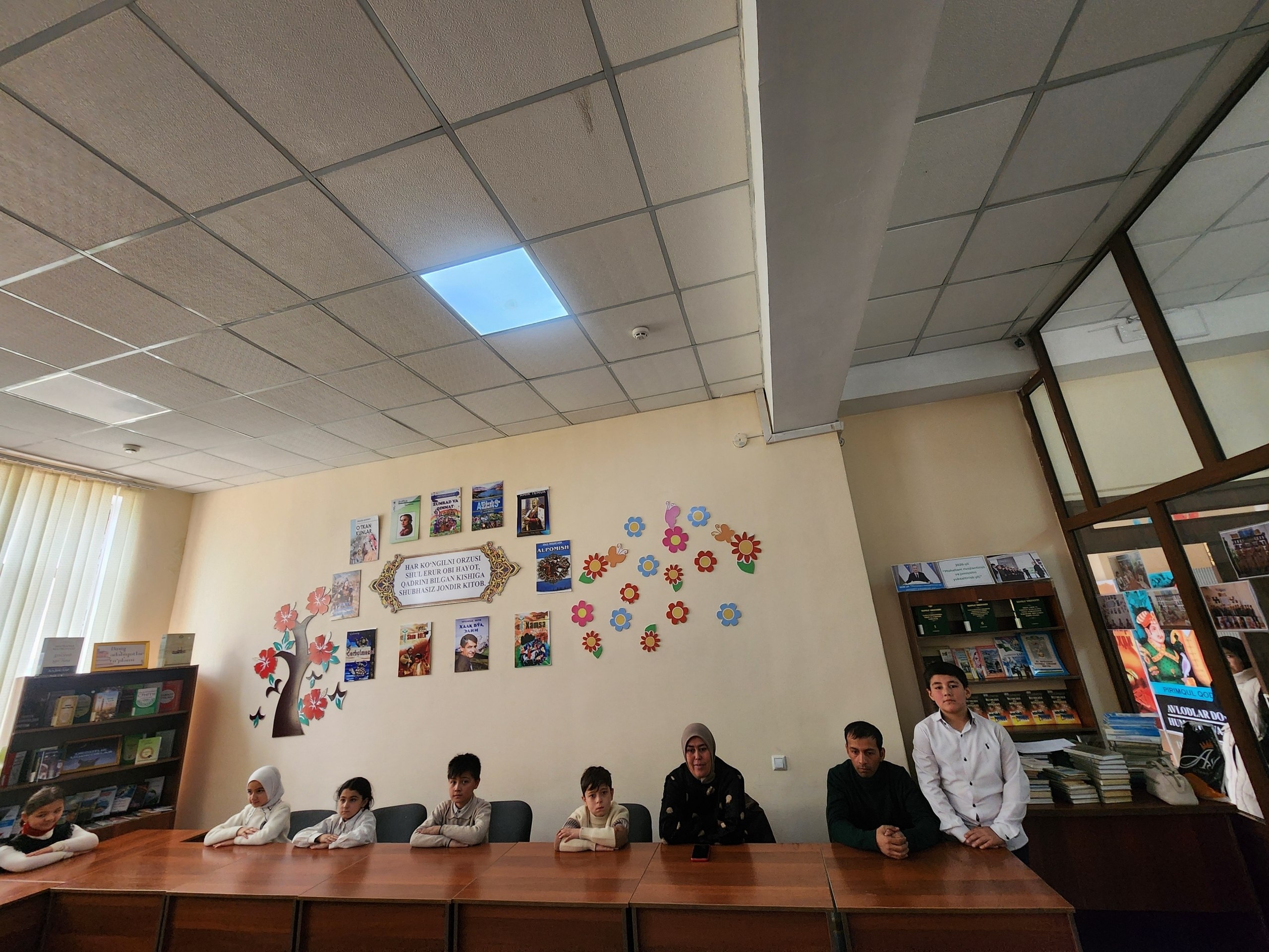 3-maktab oʻquvchilari "Zumrad va Qimmat" ertagidan parcha qo‘yishdi