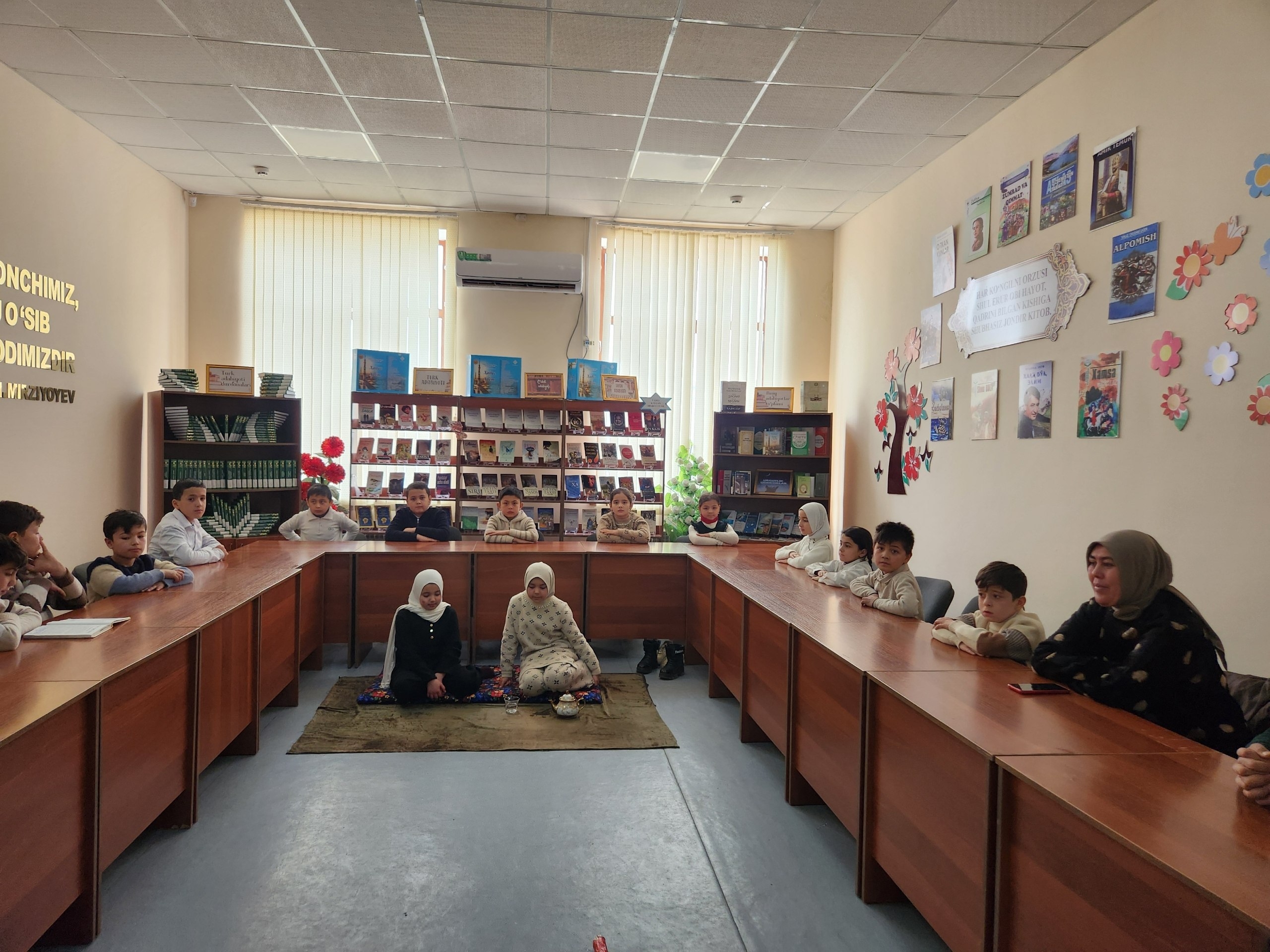 3-maktab oʻquvchilari "Zumrad va Qimmat" ertagidan parcha qo‘yishdi